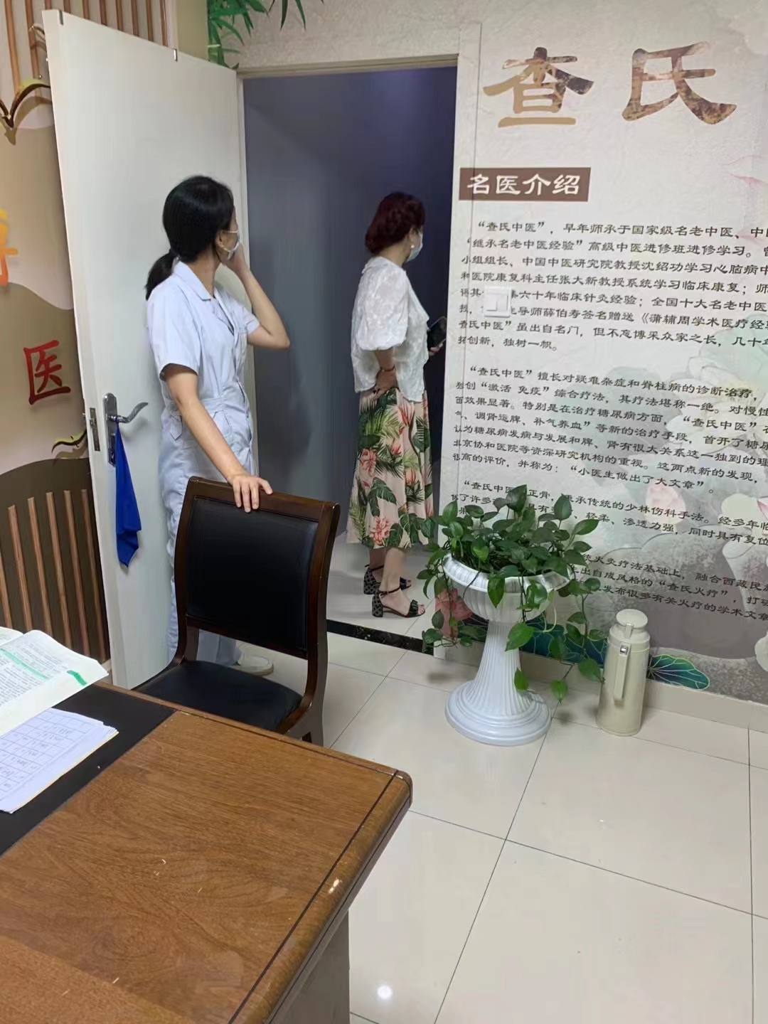 金陵科技學院眼視光專業(yè)學科帶頭人劉宜群教授蒞臨浦濟醫(yī)院眼科參觀指導