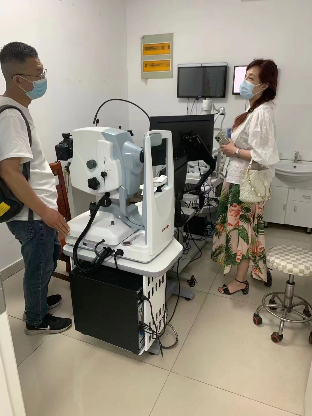 金陵科技學院眼視光專業(yè)學科帶頭人劉宜群教授蒞臨浦濟醫(yī)院眼科參觀指導